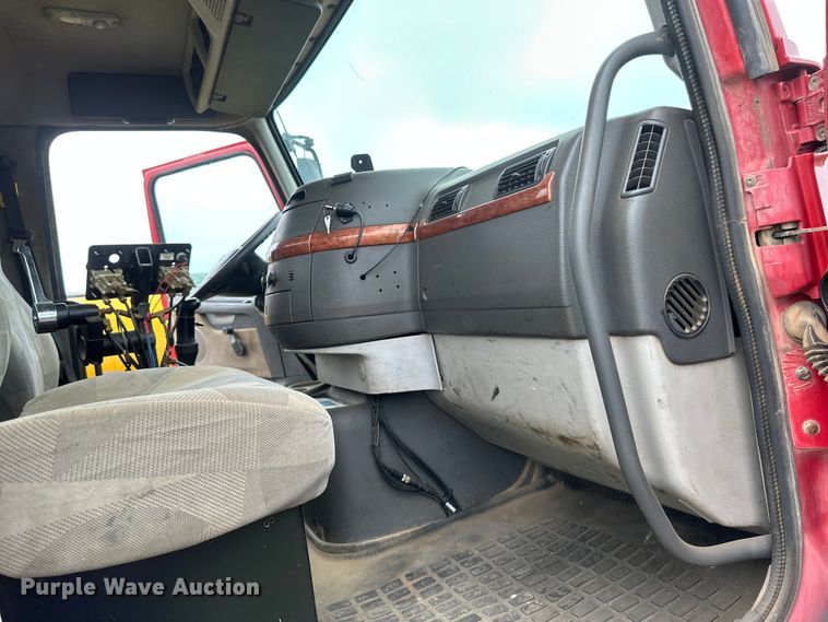 image for item EB2836 2007 Volvo VNL winch truck