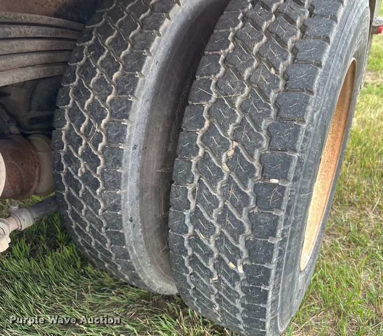 image for item EB2836 2007 Volvo VNL winch truck