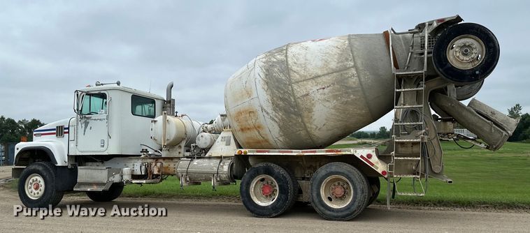 image for item EB2838 1992 International F5070 ready mix truck
