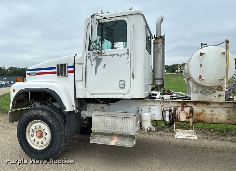 image for item EB2838 1992 International F5070 ready mix truck