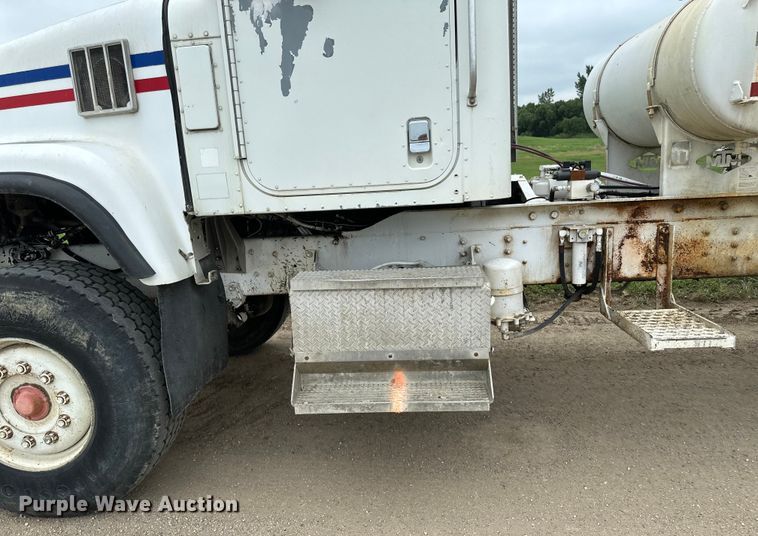 image for item EB2838 1992 International F5070 ready mix truck