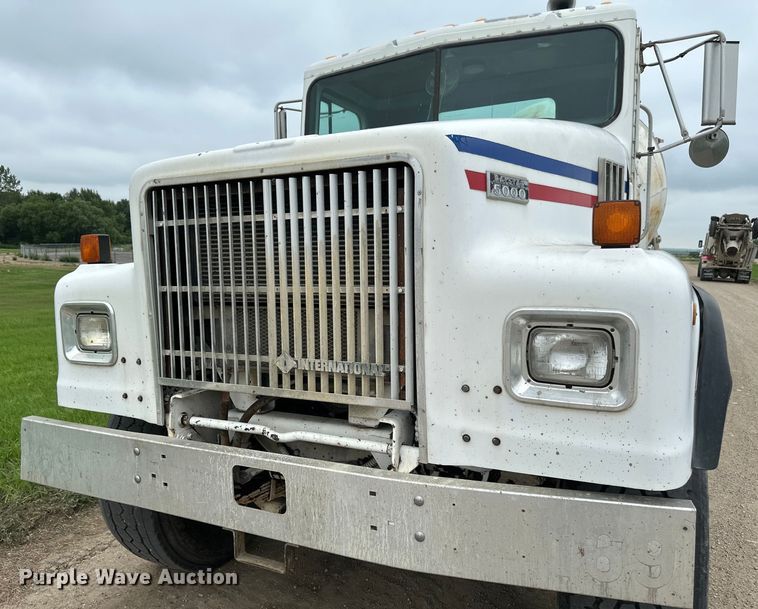 image for item EB2838 1992 International F5070 ready mix truck