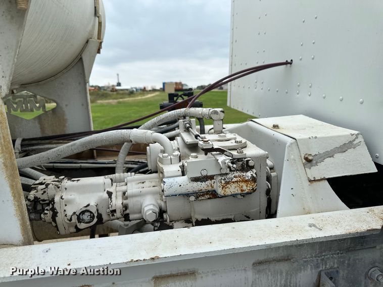 image for item EB2838 1992 International F5070 ready mix truck