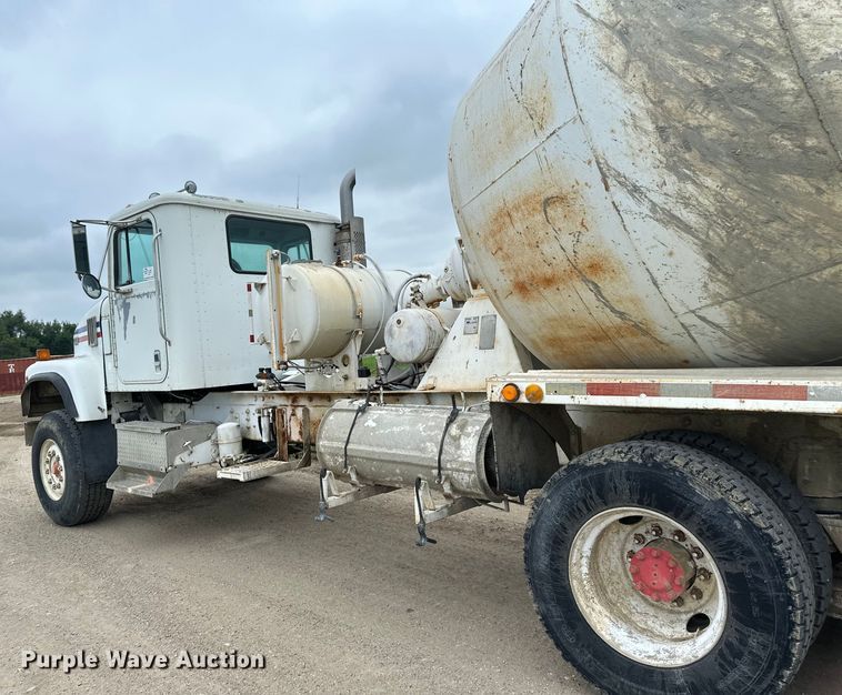 image for item EB2838 1992 International F5070 ready mix truck