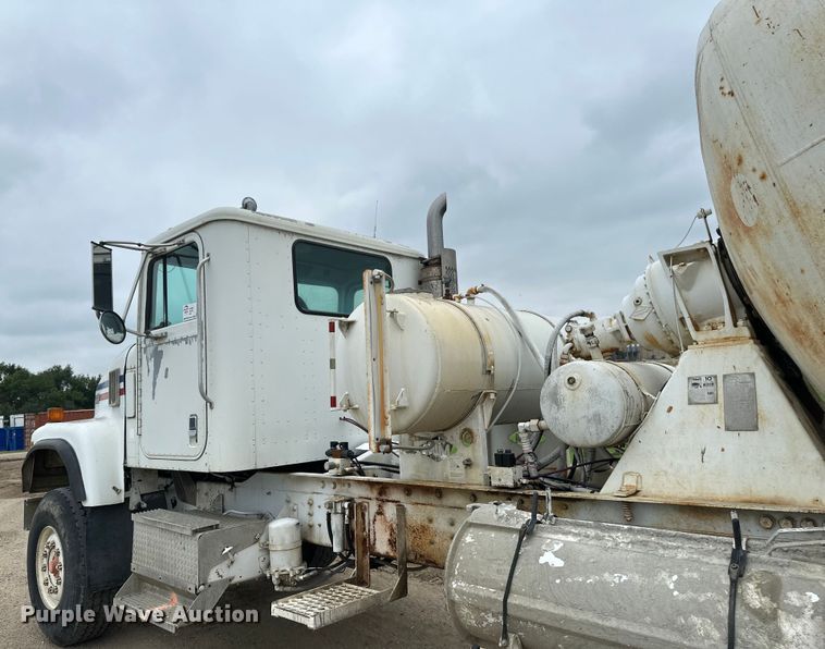 image for item EB2838 1992 International F5070 ready mix truck