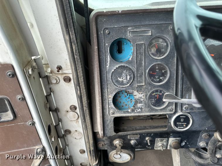 image for item EB2838 1992 International F5070 ready mix truck