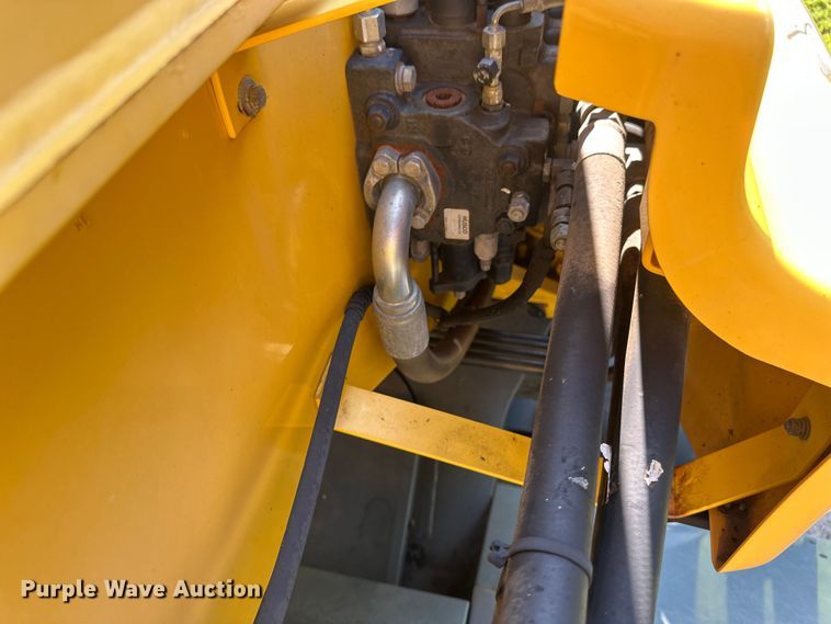 image for item EB2899 2006 Grove RT700E crane