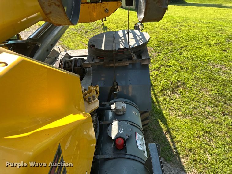 image for item EB2899 2006 Grove RT700E crane