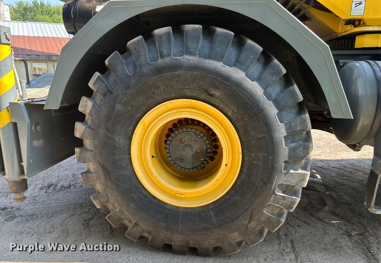 image for item EB2899 2006 Grove RT700E crane