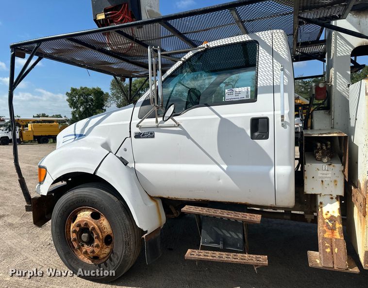 image for item EB2901 2001 Ford F750 forestry bucket truck