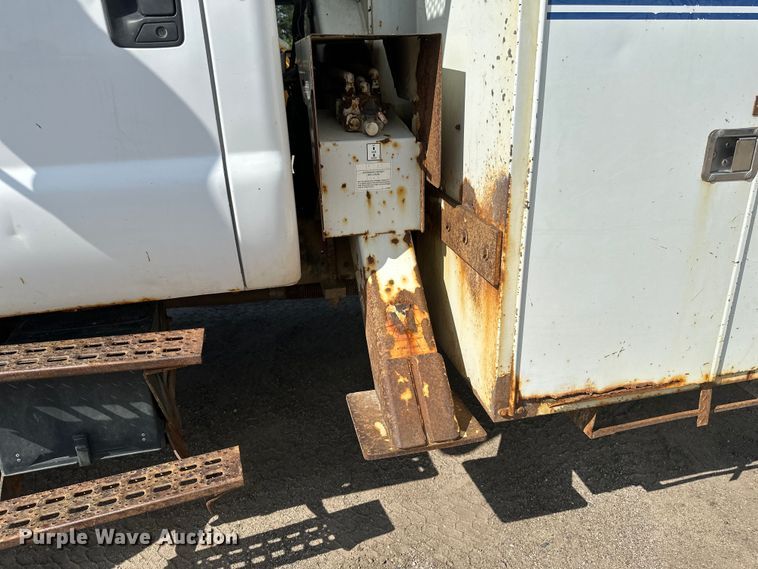 image for item EB2901 2001 Ford F750 forestry bucket truck