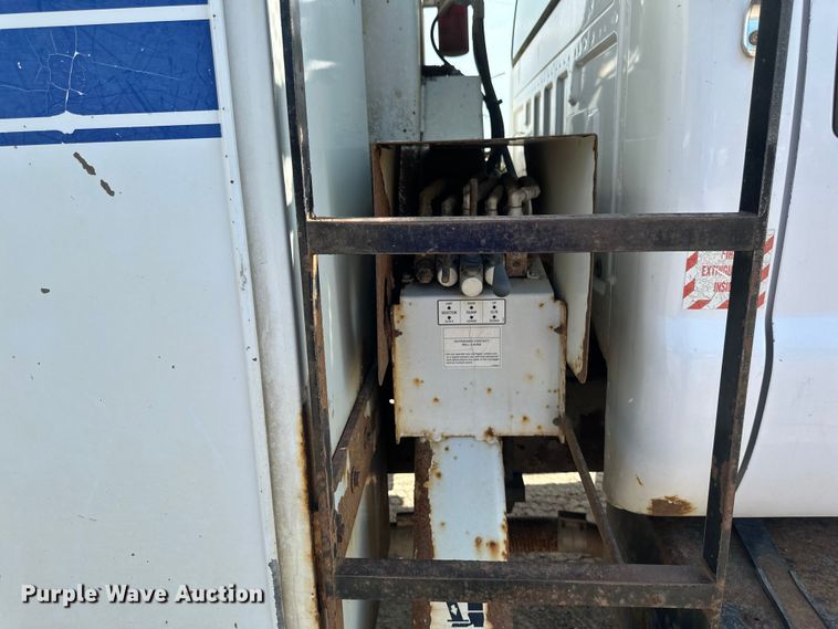 image for item EB2901 2001 Ford F750 forestry bucket truck