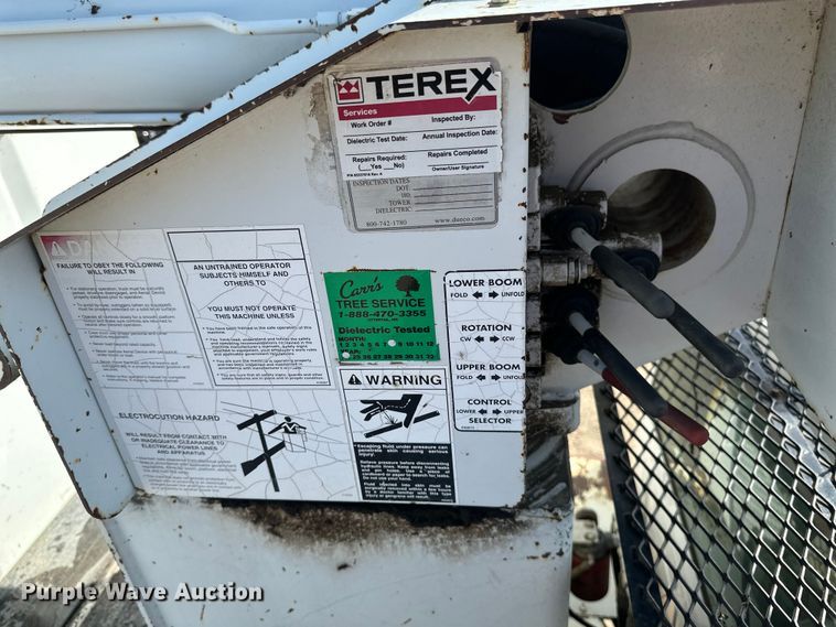 image for item EB2901 2001 Ford F750 forestry bucket truck