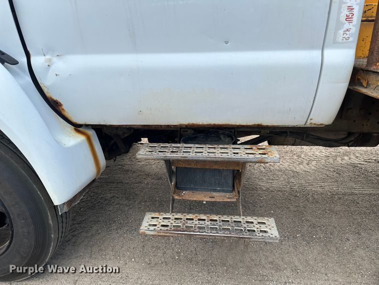 image for item EB2902 2000 Ford F650 forestry bucket truck