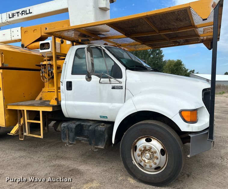 image for item EB2902 2000 Ford F650 forestry bucket truck