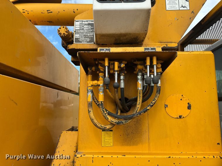 image for item EB2902 2000 Ford F650 forestry bucket truck