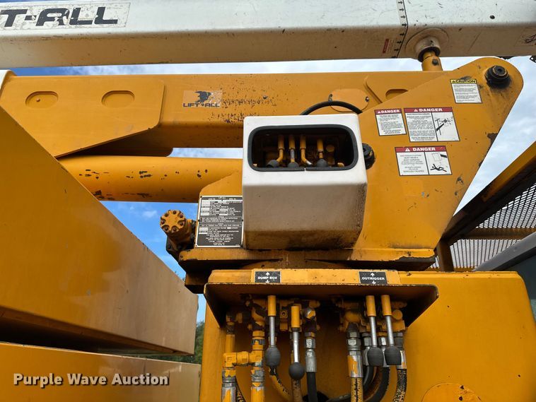 image for item EB2902 2000 Ford F650 forestry bucket truck