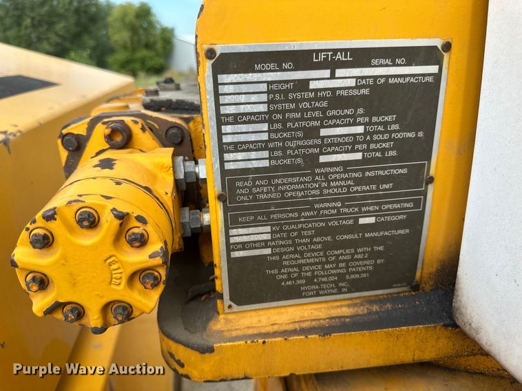 image for item EB2902 2000 Ford F650 forestry bucket truck