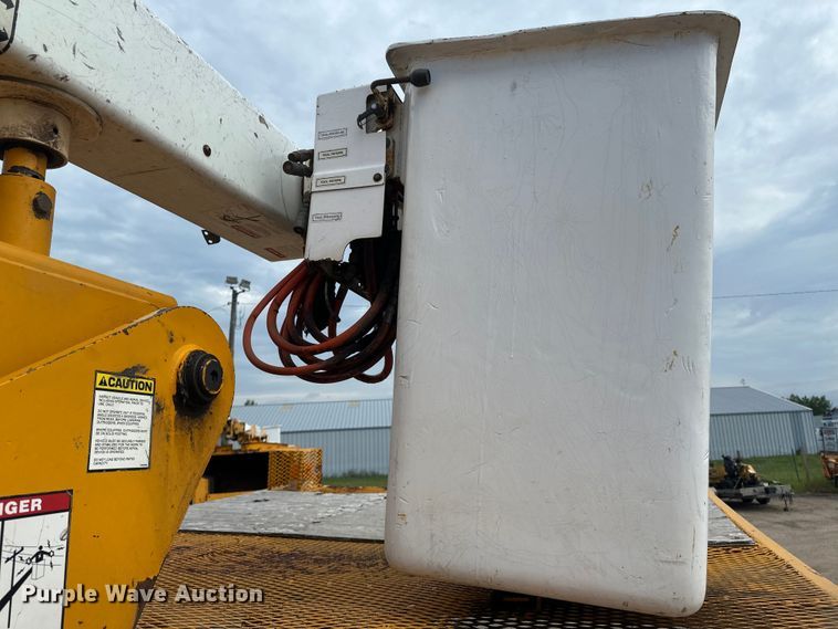 image for item EB2902 2000 Ford F650 forestry bucket truck