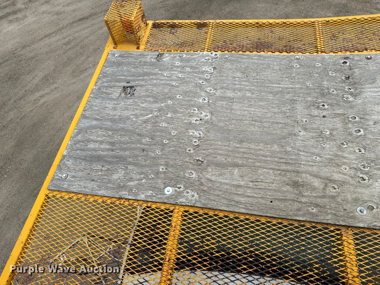 image for item EB2902 2000 Ford F650 forestry bucket truck