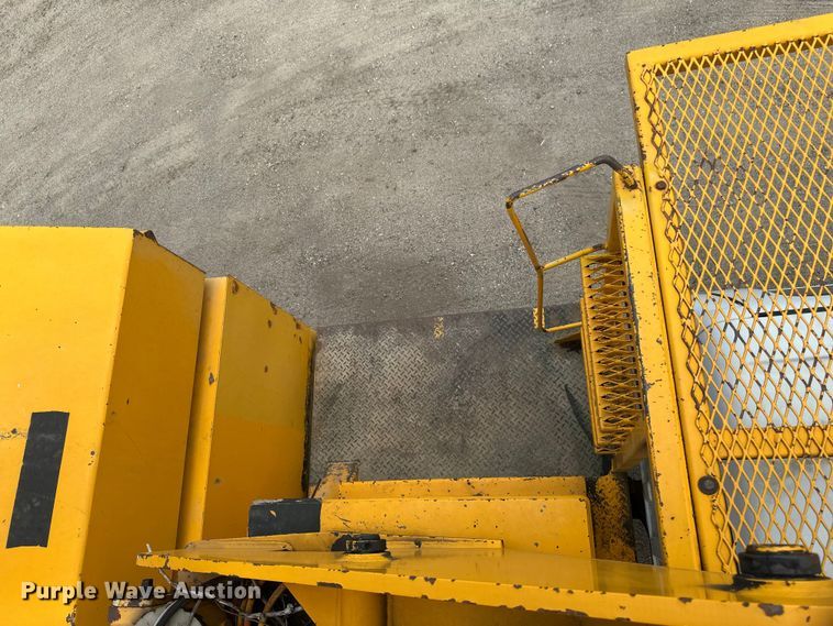 image for item EB2902 2000 Ford F650 forestry bucket truck