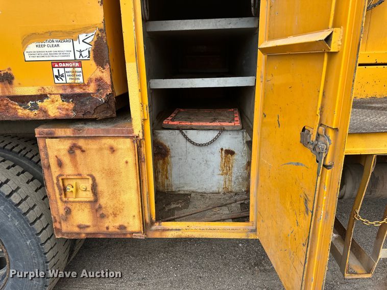 image for item EB2902 2000 Ford F650 forestry bucket truck
