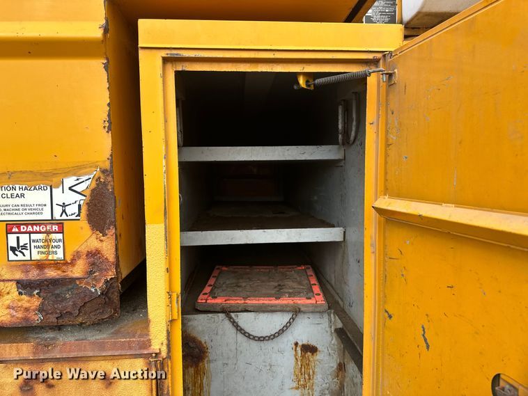 image for item EB2902 2000 Ford F650 forestry bucket truck