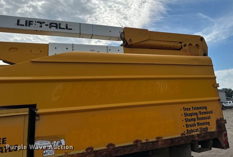 image for item EB2902 2000 Ford F650 forestry bucket truck