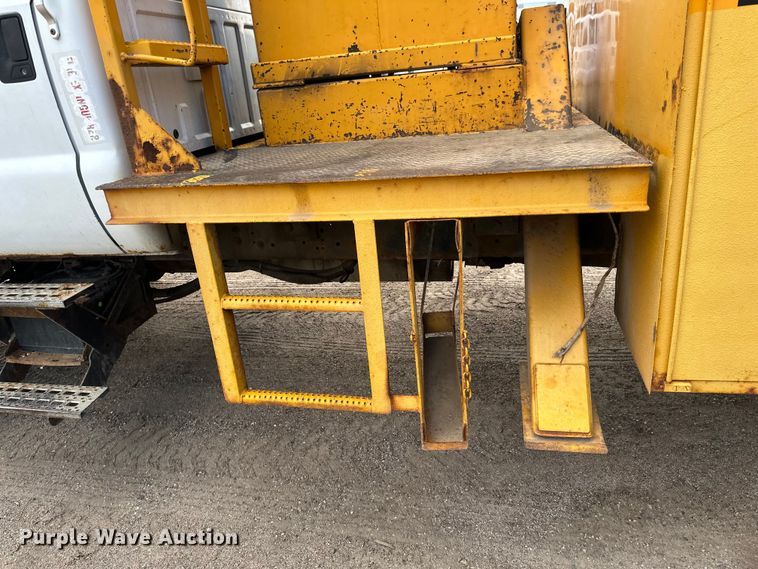 image for item EB2902 2000 Ford F650 forestry bucket truck