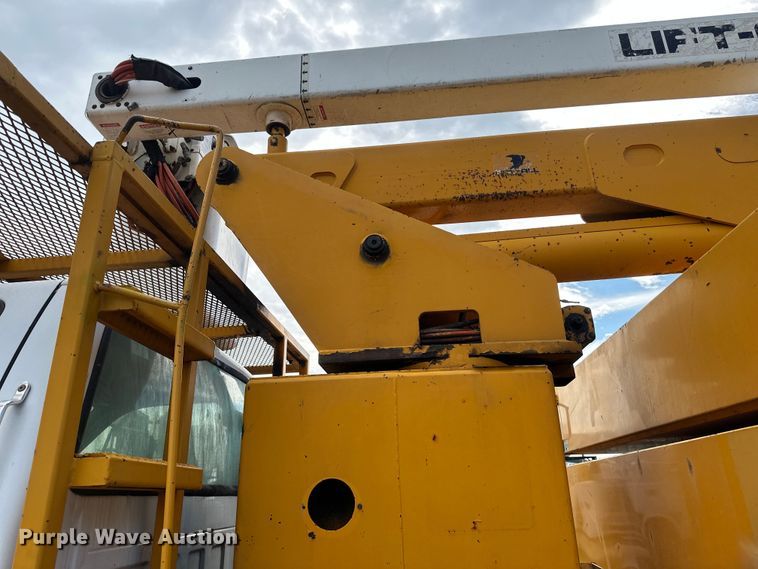 image for item EB2902 2000 Ford F650 forestry bucket truck