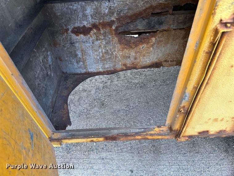 image for item EB2902 2000 Ford F650 forestry bucket truck