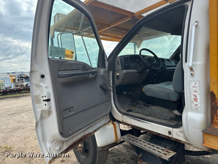 image for item EB2902 2000 Ford F650 forestry bucket truck