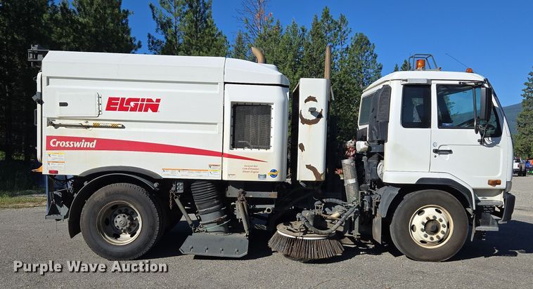 image for item EC1140 2010 Elgin Crosswind UD3300 street sweeper truck
