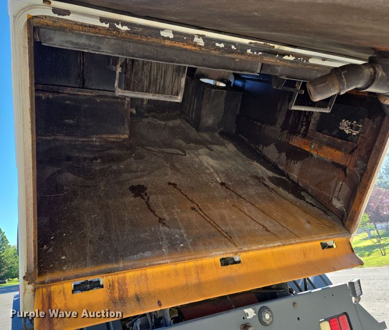 image for item EC1140 2010 Elgin Crosswind UD3300 street sweeper truck