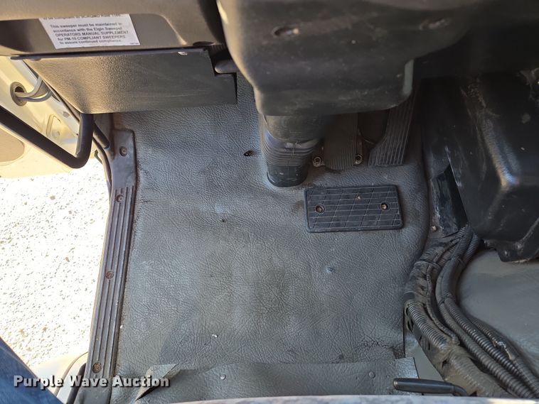 image for item EC1140 2010 Elgin Crosswind UD3300 street sweeper truck