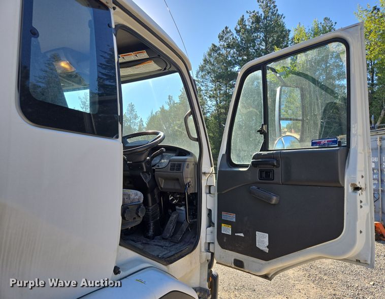 image for item EC1140 2010 Elgin Crosswind UD3300 street sweeper truck