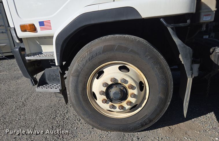 image for item EC1140 2010 Elgin Crosswind UD3300 street sweeper truck