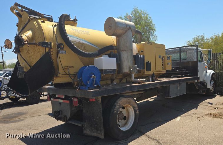 image for item EC3762 2001 International 4700 flatbed truck