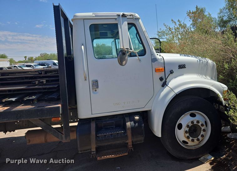 image for item EC3762 2001 International 4700 flatbed truck
