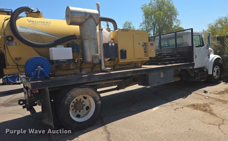 image for item EC3762 2001 International 4700 flatbed truck