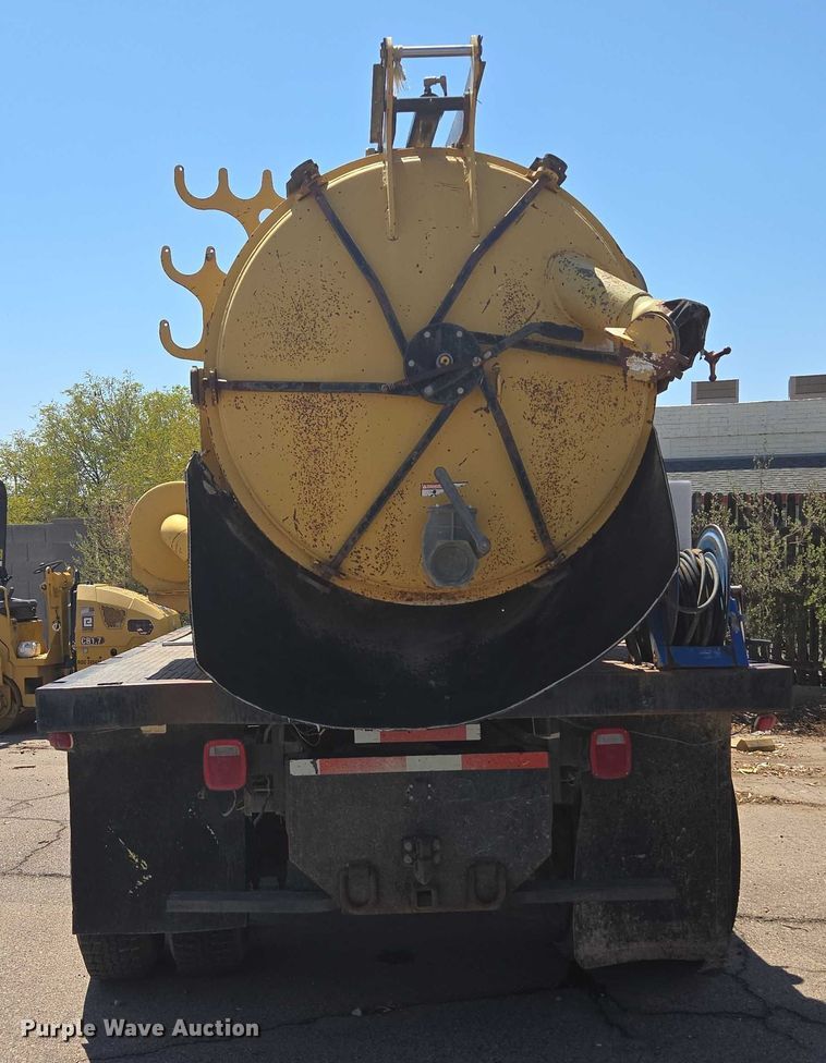 image for item EC3762 2001 International 4700 flatbed truck