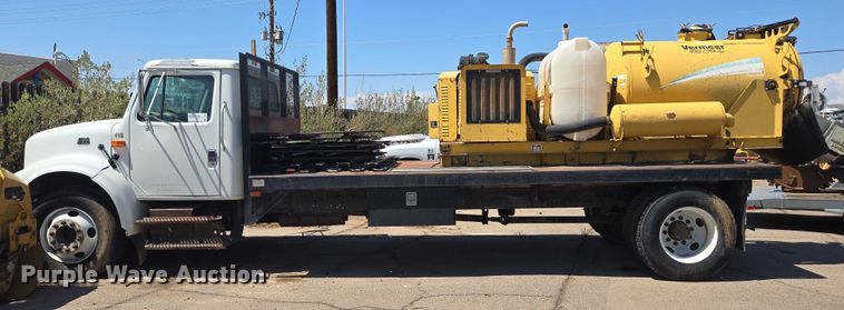 image for item EC3762 2001 International 4700 flatbed truck