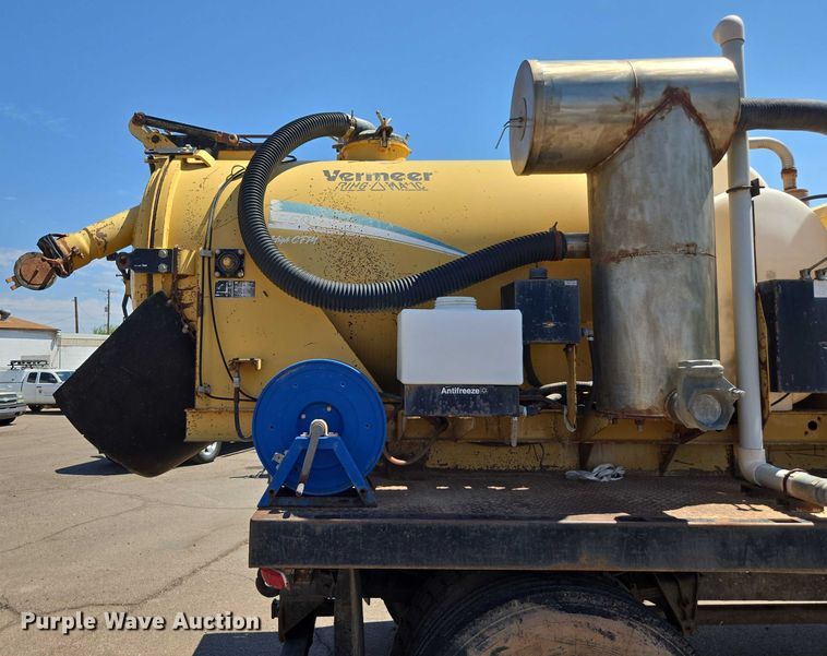 image for item EC3762 2001 International 4700 flatbed truck