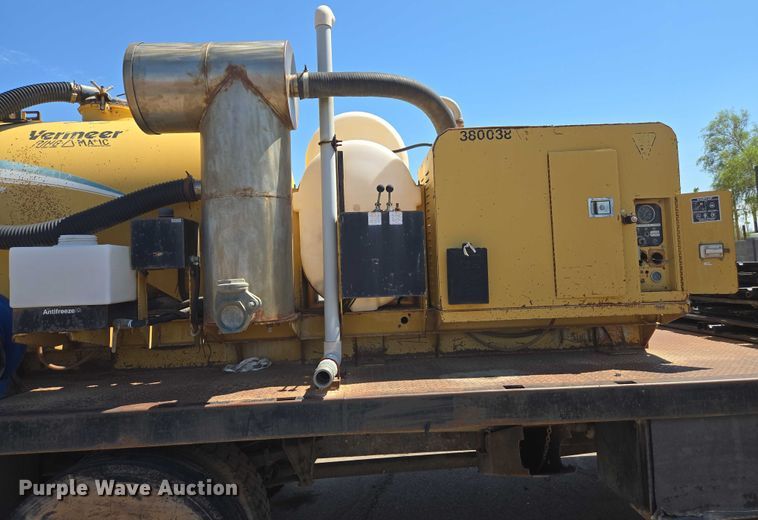 image for item EC3762 2001 International 4700 flatbed truck