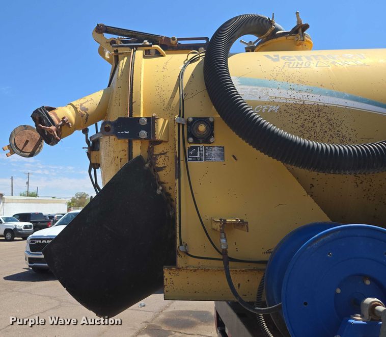 image for item EC3762 2001 International 4700 flatbed truck