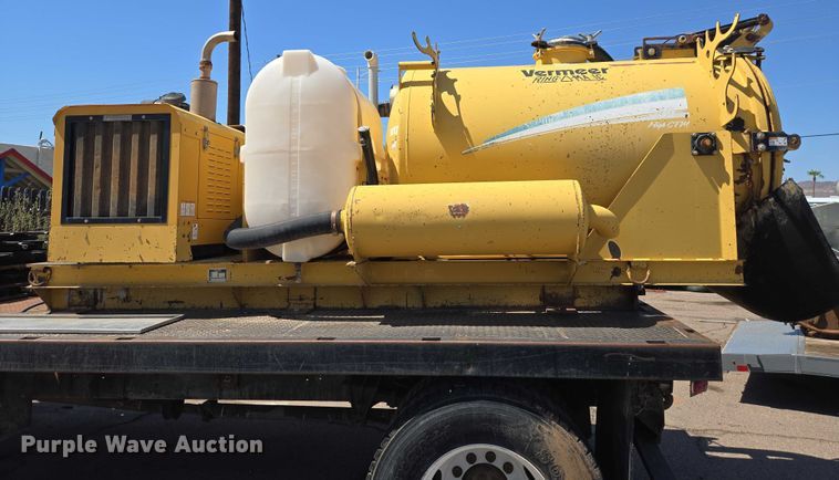 image for item EC3762 2001 International 4700 flatbed truck