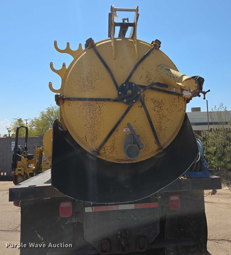 image for item EC3762 2001 International 4700 flatbed truck