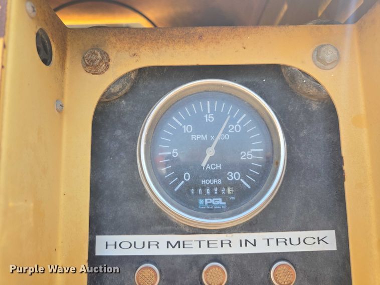 image for item EC3762 2001 International 4700 flatbed truck