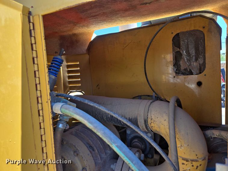 image for item EC3762 2001 International 4700 flatbed truck