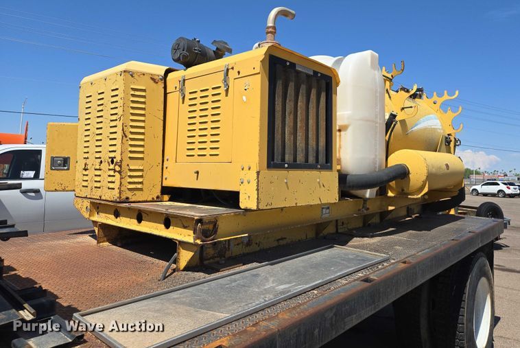 image for item EC3762 2001 International 4700 flatbed truck